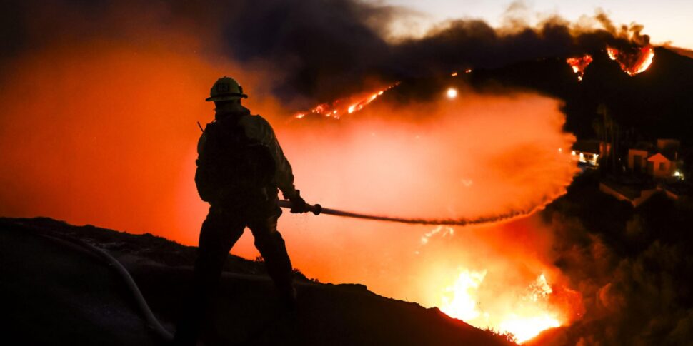 Incendi devastanti a Los Angeles, 80mila evacuati: "Tutti i residenti di sono in pericolo". Almeno due morti