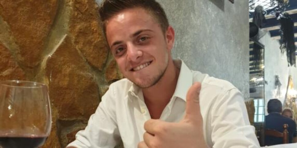 Alex Bonucchi morto folgorato nella piscina di un hotel ad Algeri, la madre chiede giustizia da 4 anni