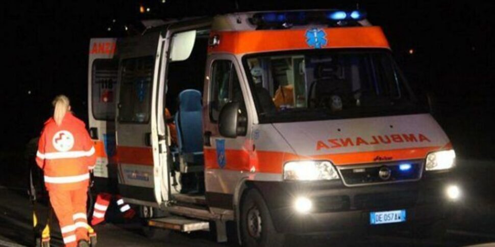 Auto contro semaforo nella notte a Roma, un morto e 2 feriti