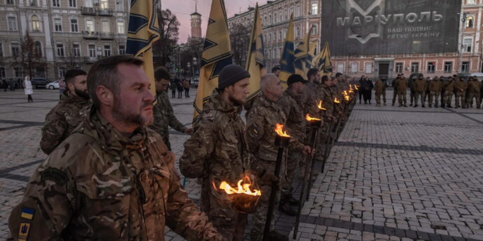 Ucraina, la brigata Azov cerca nuove reclute: tra i requisiti la lingua inglese