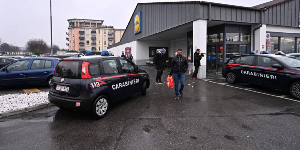 Marito e moglie accoltelli nel parcheggio di un market: lei è grave. I passanti lanciano sassi all