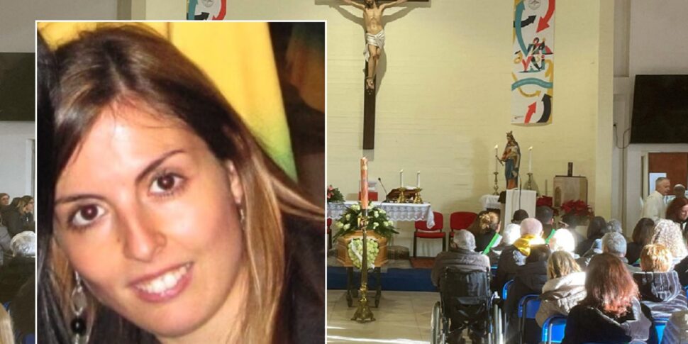 Folla commossa e dolore ai funerali di Francesca Deidda, la 42enne uccisa a martellate dal marito