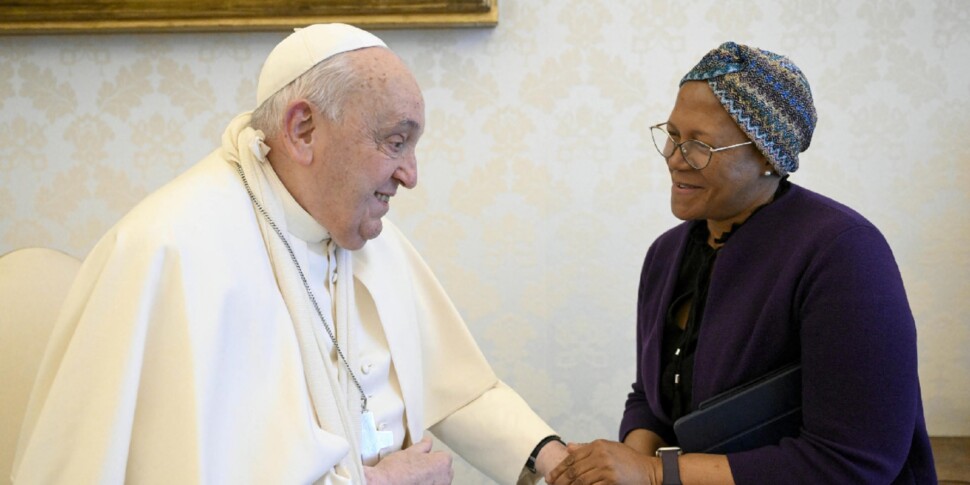 Papa Francesco cade a Casa Santa Marta, contusione all’avambraccio