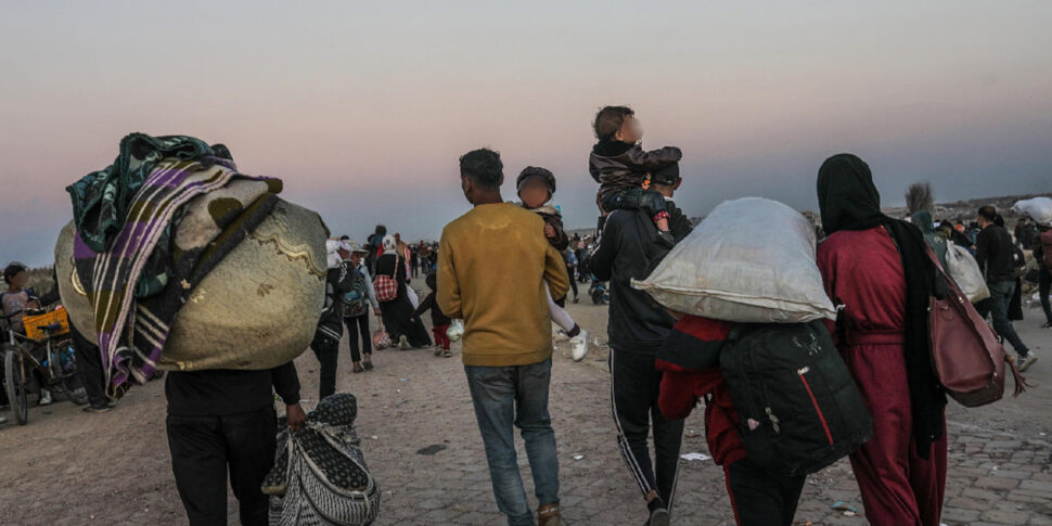 https://assets.gazzettadelsud.it/2025/01/Internally-displaced-Palestinians-make-their-way-from-southern-to-northern-Gaza-along-Al-Rashid-road-central-Gaza-Strip-970x485.jpg