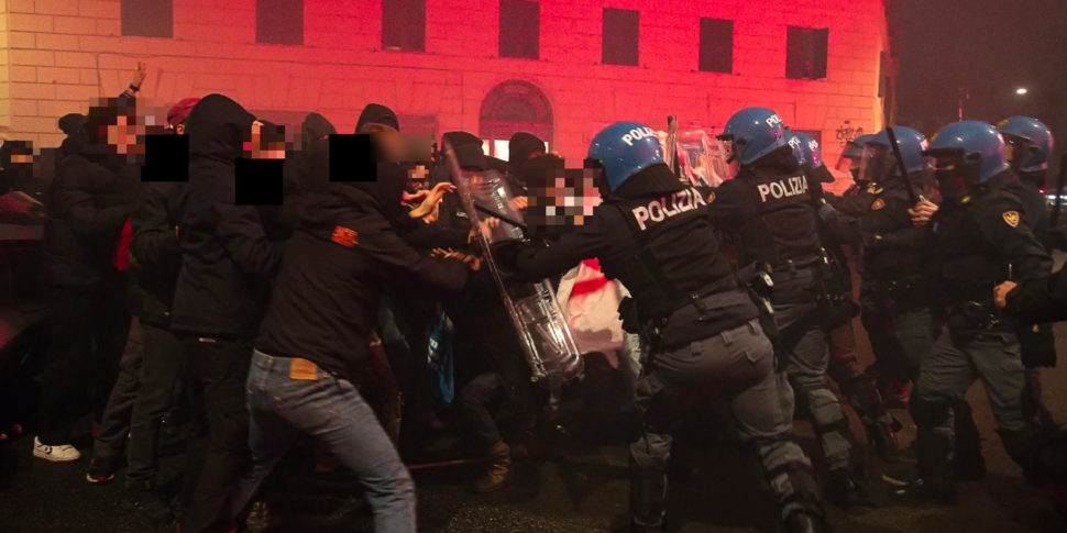 Bomba carta lanciata durante il corteo per Ramy, ferito al volto un agente di Polizia