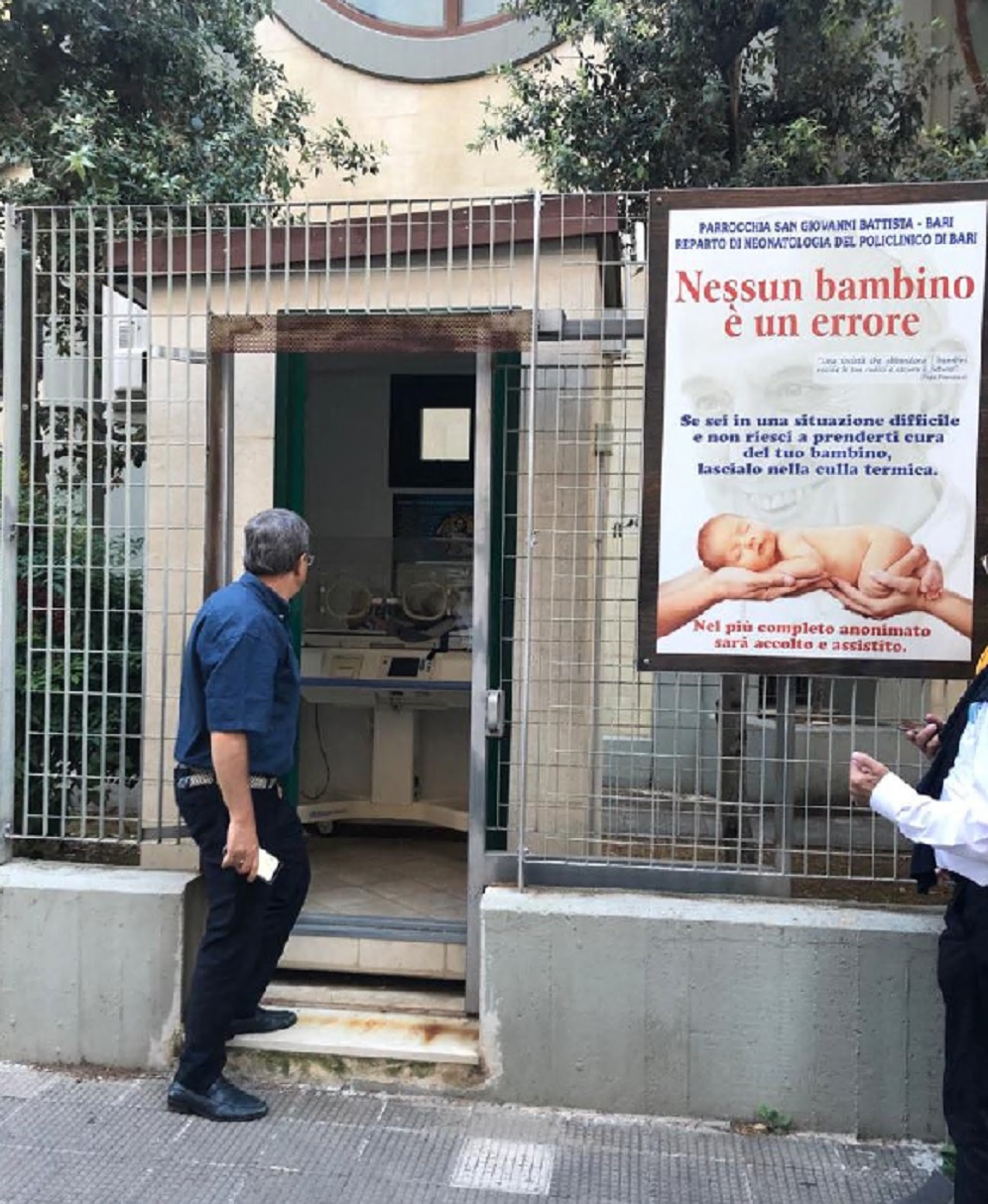 Neonato trovato morto a Bari, indagati il parroco e il tecnico dell… Neonato trovato morto a Bari, indagati il parroco e il tecnico dell…