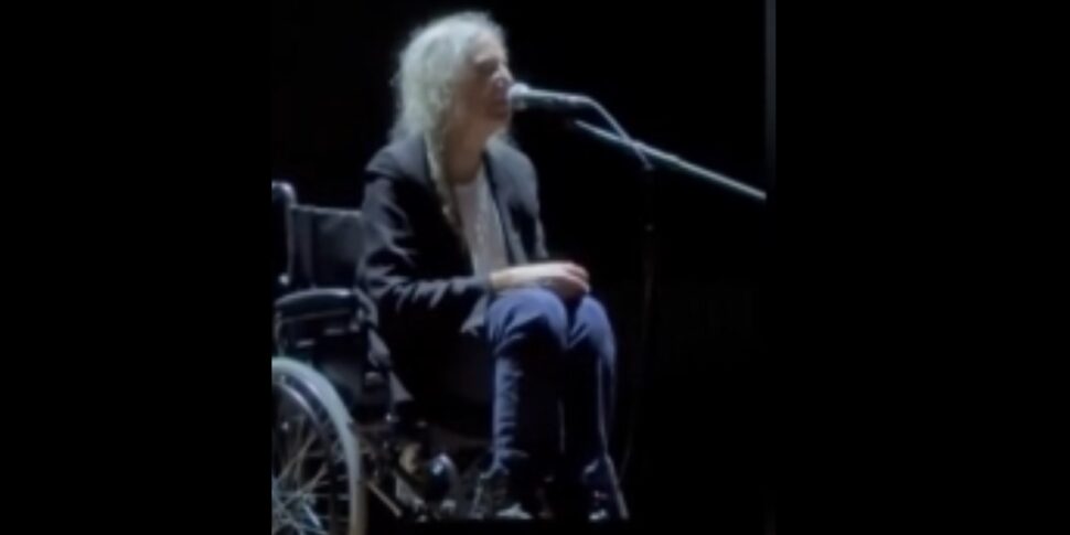 Patti Smith sviene a un concerto, poi rientra su una sedia a rotelle e rassicura i fan