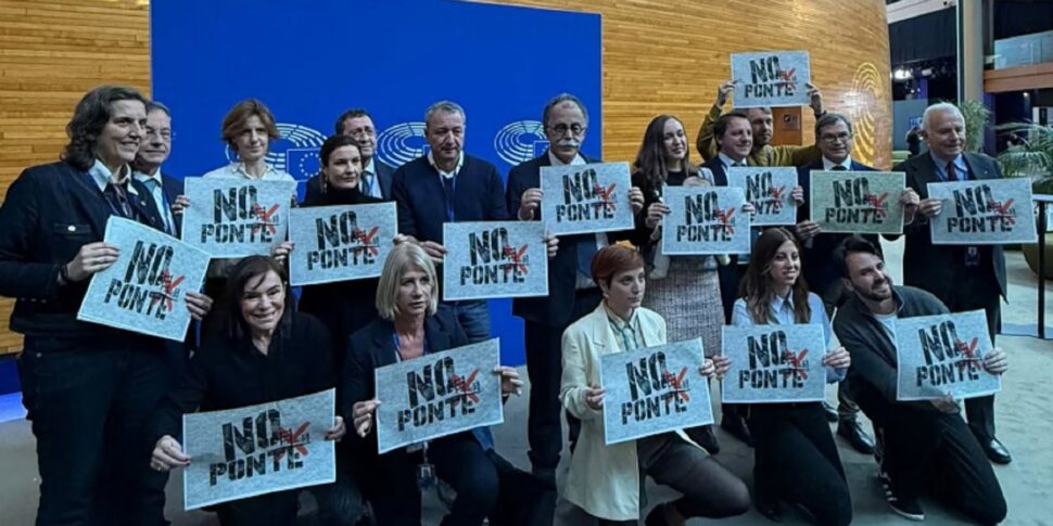 Ponte sullo Stretto, flashmob a Strasburgo: la protesta degli europarlamentari di Pd, 5Stelle e Avs