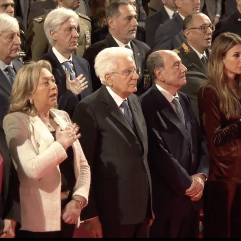 Messina: l'ingresso a teatro del presidente Mattarella, un lungo applauso prima dell'inno di Mameli