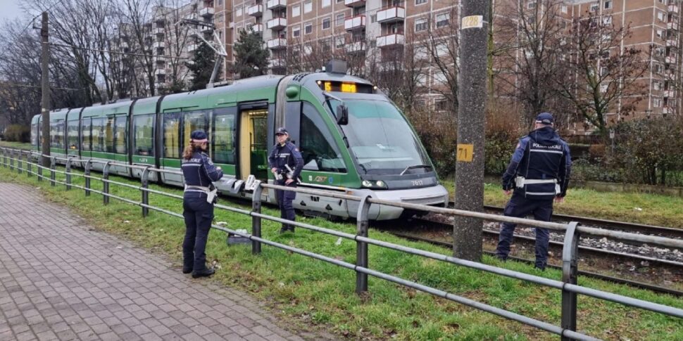 Muore travolto da almeno cinque tram, a Milano si indaga sulla morte di un 26enne