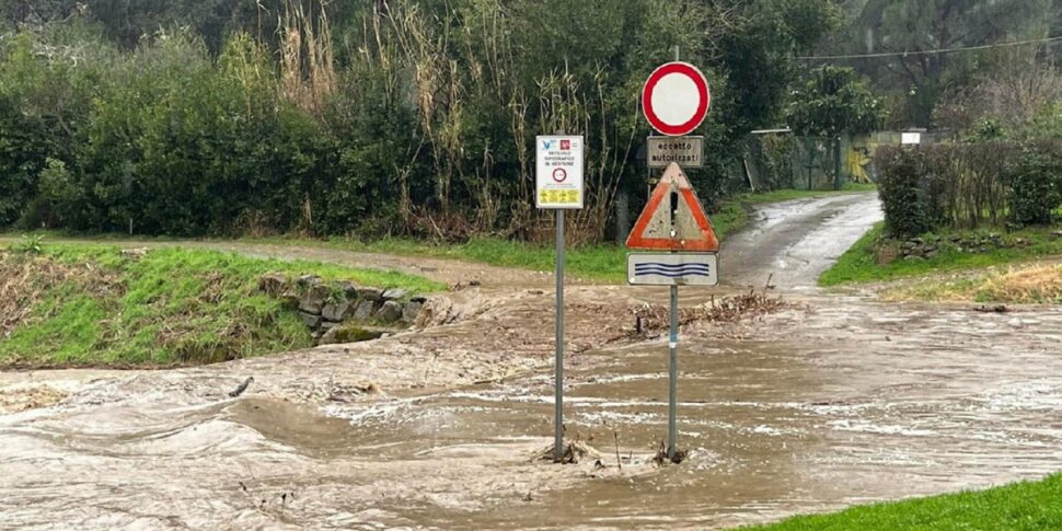 https://assets.gazzettadelsud.it/2025/01/l-guado-di-Pian-di-Mugnone-completamente-superato-dallacqua-le-strade-da-Caldine-a-Pian-di-Mugnone-sono-fiumi-Firenze-970x485.jpg