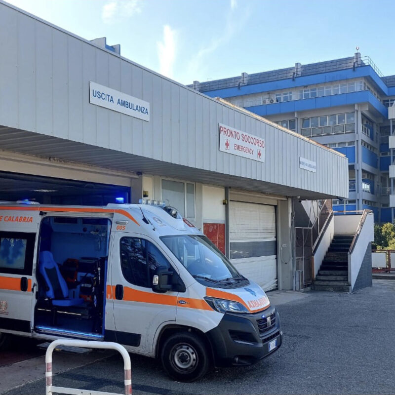 L'esterno del pronto soccorso dell'ospedale di Lamezia Terme dove Rosarino Procopio, il primario, è stato aggredito ieri sera dai parenti di una degente che doveva essere dimessa dal reparto di Osservazione breve intensiva, 12 novembre 2024. ANSA/ANTONIO CANNONE