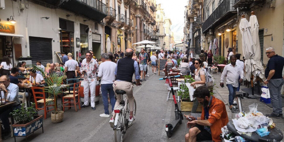 Palermo, due ragazzini di dieci anni investono con lo scooter elettrico un bambino in corso Vittorio Emanuele