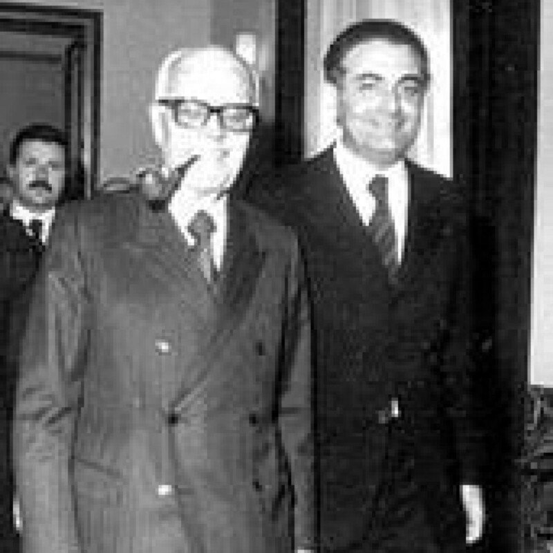 Il presidente della Repubblica Sandro Pertini con Piersanti Mattarella in una foto di archivio ANSA