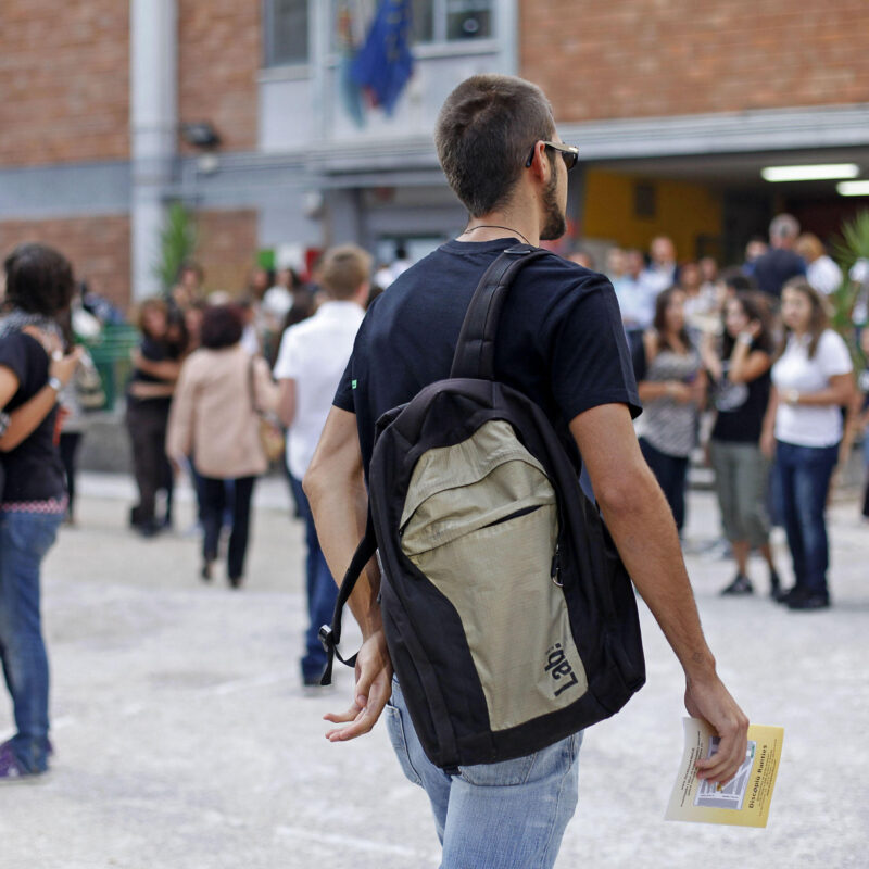 Studenti e studentesse all'ingresso di un liceo in un'immagine d'archivio. ANSA/ALESSANDRO DI MEO