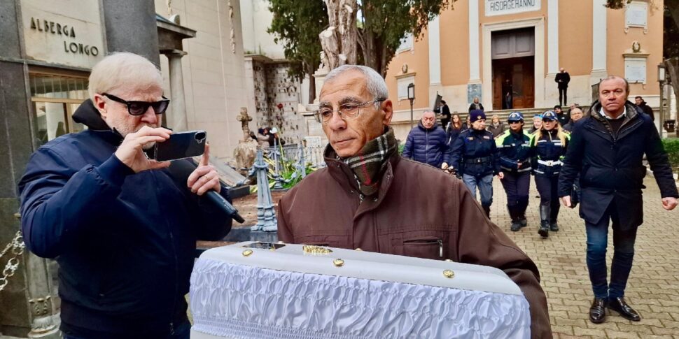 https://assets.gazzettadelsud.it/2025/01/unerali-del-neonato-trovato-morto-nella-culla-termica-della-chiesa-san-Giovanni-Battista-di-Bari-lo-scorso-2-gennaio-celebrati-dallarcivescovo-Giuseppe-Satriano-970x485.jpg