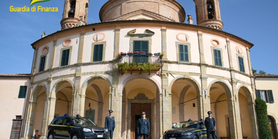 "Insospettabile" docente arrestato mentre spaccia cocaina