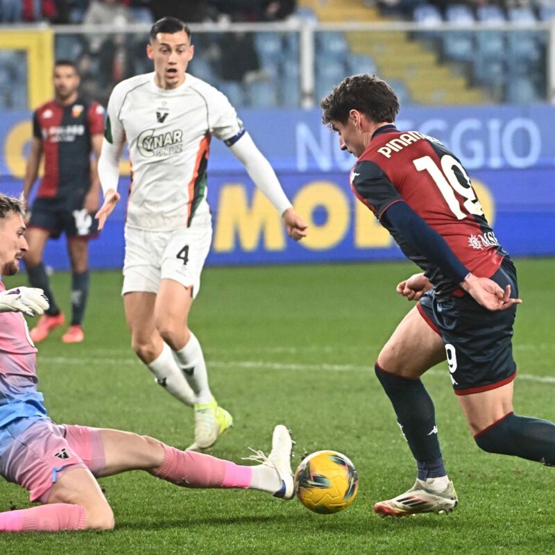 Genoa's Andrea Pinamonti and Venezia's goalkeeper Andrei Radu in action during the Italian Serie A soccer match Genoa Cfc vs Venezia Fc at Luigi Ferraris stadium in Genoa, Italy, 17 february 2025.ANSA/LUCA ZENNARO