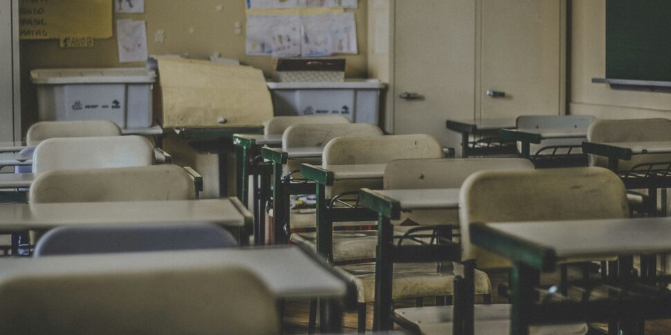 "Papà vieni e spacca la faccia al prof", aggressione in una scuola in provincia di Lecce