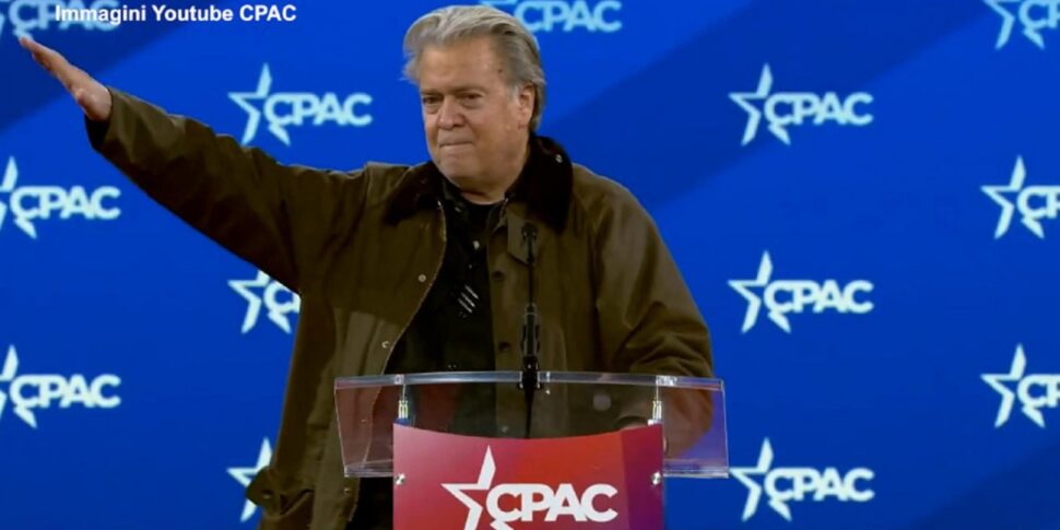 Bannon scatena polemiche con un saluto neonazista al Cpac: Bardella annulla il discorso. Il Pd a Meloni: «Faccia lo stesso»