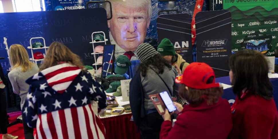 https://assets.gazzettadelsud.it/2025/02/Convention-attendees-shop-for-souvenirs-in-front-of-a-banner-of-US-President-Donald-J.-Trump-during-the-Conservative-Political-Action-Conference-CPAC-2025-at-National-Harbor-Maryland-970x485.jpg