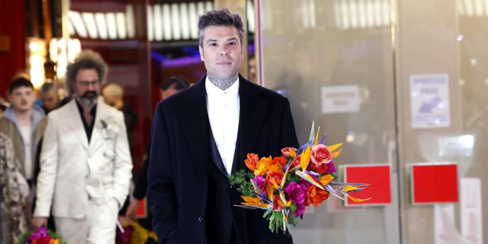 Sanremo 2025: i look del red carpet. Michielin sfila in stampelle, brillano Giorgia, Elodie e Serena Brancale. Sguardo "alieno" per Fedez