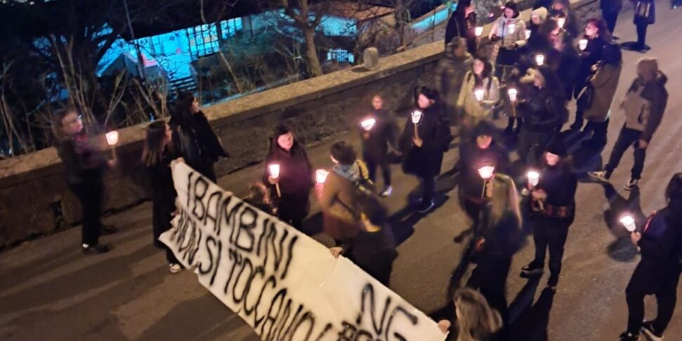 Paola scende in piazza contro la violenza sui bambini, poca gente alla fiaccolata organizzata promossa da un gruppo di mamme