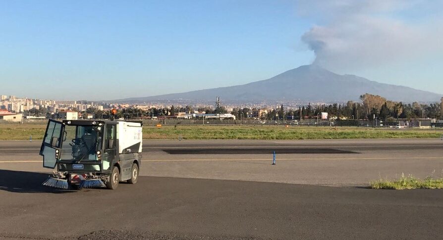 eruzione etna voli interrotti fino alle 12 all aeroporto di catania da Gazzettadelsud.it eruzione etna voli interrotti fino alle 12 all aeroporto di catania