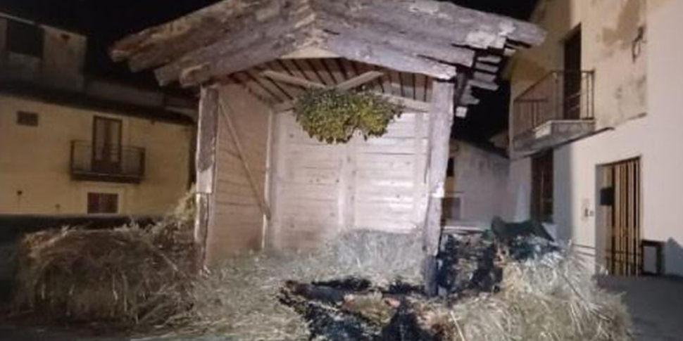 Paura a Montalto, le fiamme distruggono la capanna del Presepe