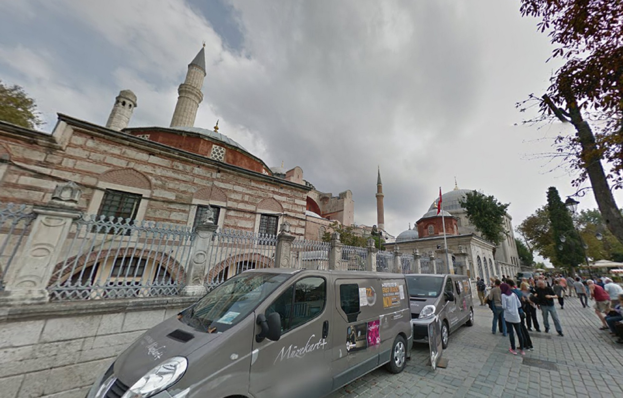 E' morto Mattia Ahmet, figlio 14enne del cuoco italiano Andrea… E' morto Mattia Ahmet, figlio 14enne del cuoco italiano Andrea…