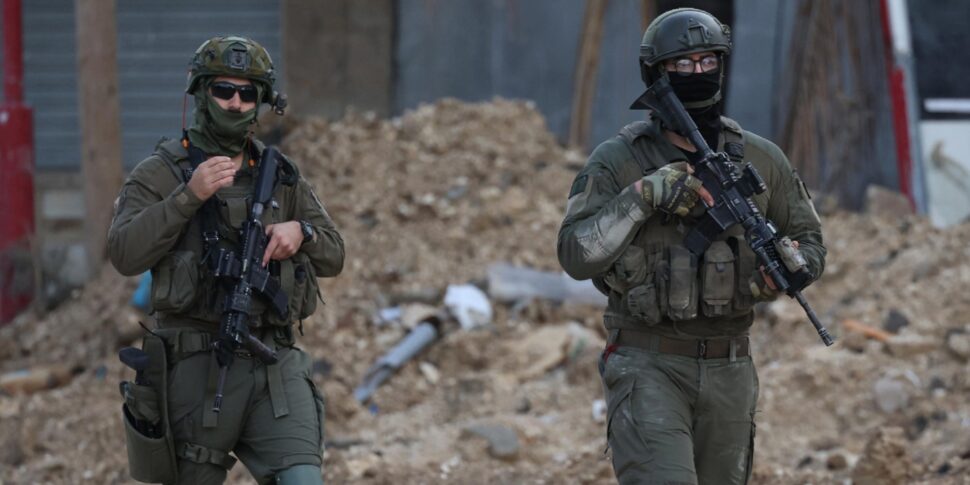 https://assets.gazzettadelsud.it/2025/02/Israeli-soldiers-patrol-on-a-road-at-Nur-Shams-refugee-camp-near-the-West-Bank-city-of-Tulkarem-10-February-2025-970x485.jpg