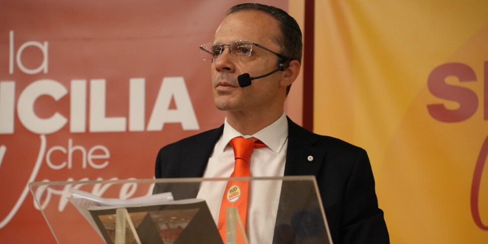 Oltre duemila partecipanti all’assemblea costituente di Sud Chiama Nord. Cateno De Luca: “La mia metamorfosi per costruire il futuro della Sicilia”