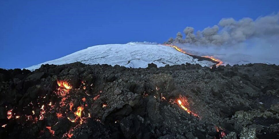 https://assets.gazzettadelsud.it/2025/02/LEtna-in-eruzione-lava-970x485.jpg