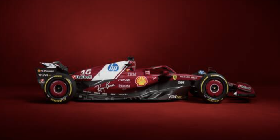 Giù i veli dalla Ferrari SF 25, presentata la nuova livrea... a casa Hamilton