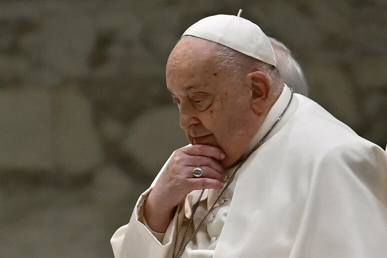 Papa Francesco, crisi respiratoria: "Necessario l'ossigen… Papa Francesco, crisi respiratoria: "Necessario l'ossigen…