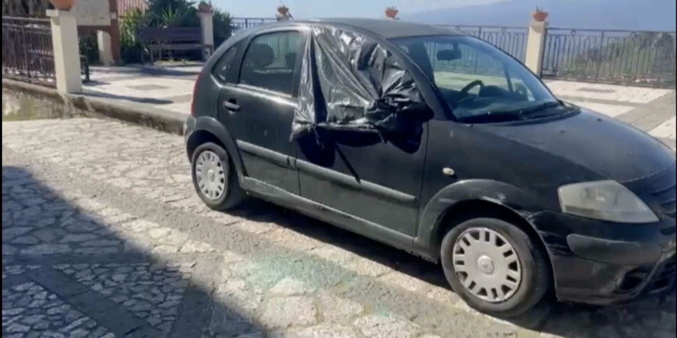 In preda a raptus danneggia 27 auto a Castelmola