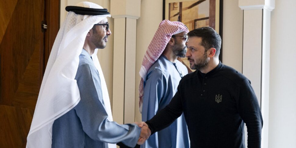 https://assets.gazzettadelsud.it/2025/02/Sheikh-Abdullah-bin-Zayed-Al-Nahyan-UAE-Deputy-Prime-Minister-and-Minister-of-Foreign-Affairs-L-greets-Volodymyr-Zelensky-970x485.jpg