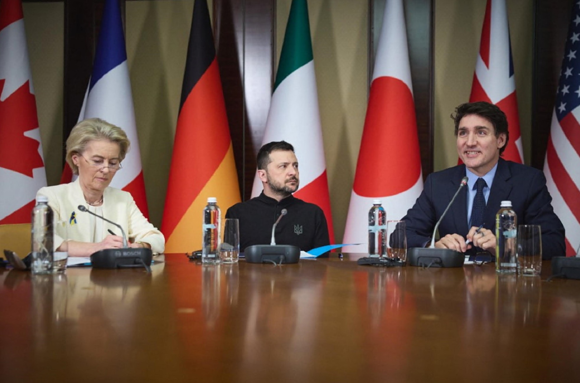 L'abbraccio Ue a Zelensky: "L'Ucraina è l'Europ… L'abbraccio Ue a Zelensky: "L'Ucraina è l'Europ…