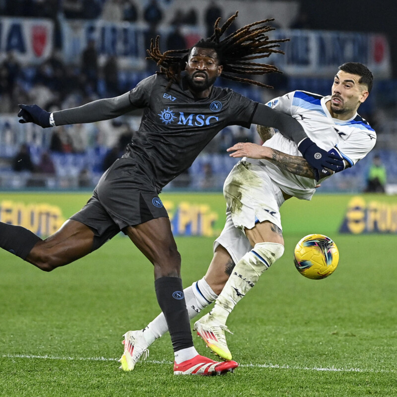 Napoli's Frank Anguissa (L) in action against LazioÕs Mattia Zaccagni (R) during the Serie A soccer match between SS Lazio and SSC Napoli at the Olimpico stadium in Rome, Italy, 15 February 2025. ANSA/RICCARDO ANTIMIANI