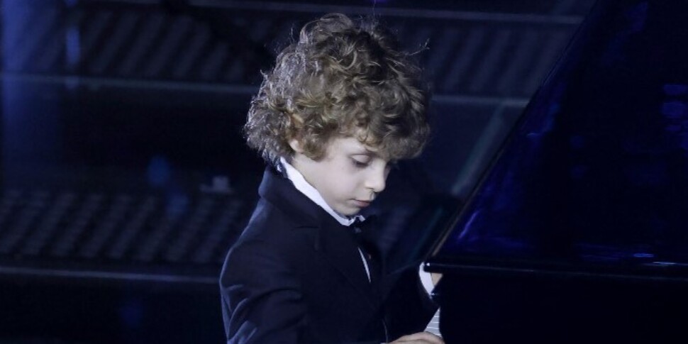 Sanremo, il piccolo Alessandro incanta col suo pianoforte: "Se suono sto bene"