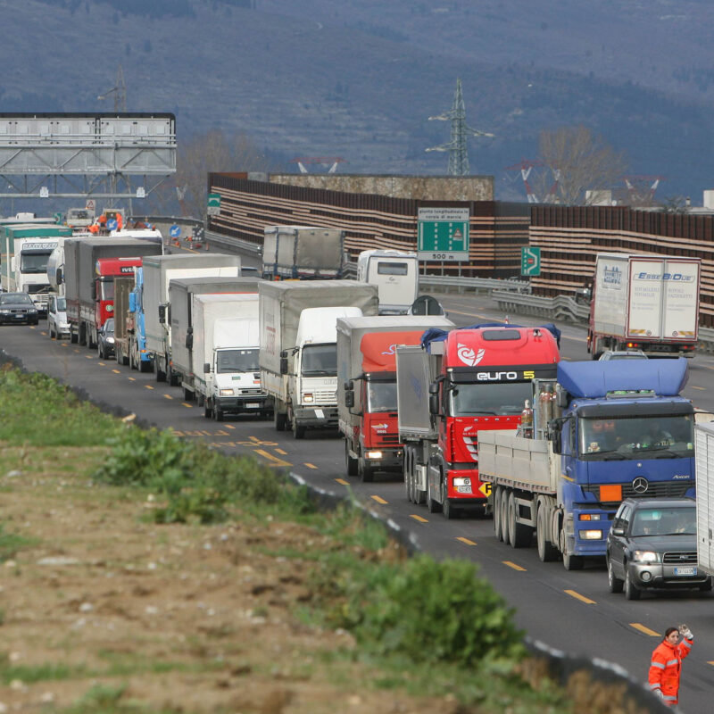 20080117 - FIRENZE - DIS - INCIDENTI STRADALI: CISTERNA CARICA DI GAS SI RIBALTA SU A1 - Una lunga coda di tir provocata dal ribaltamento di un'autocisterna sull'A1 nel tratto autostradale tra Firenze nord e Firenze Scandicci.ANSA / CARLO FERRARO / KLD