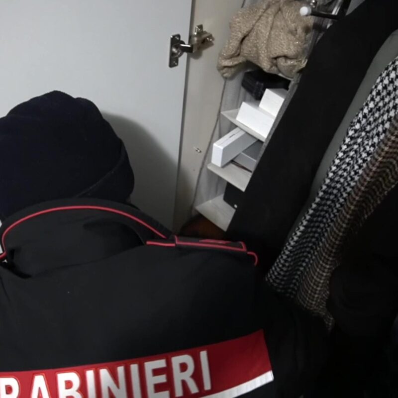 (FRAME VIDEO CARABINIERI) Un momento dell'operazione dei carabinieri del Comando provinciale di Catanzaro per l'esecuzione di un'ordinanza di custodia cautelare emessa dal Gip del capoluogo calabrese, su richiesta della Dda, a carico di 22 persone accusate di essere legate alla 'ndrangheta, 27 febbraio 2025. Gli arresti sono in esecuzione a Catanzaro e nelle province di Monza Brianza e Arezzo. In particolare, alle persone coinvolte nell'operazione, vengono contestate l'associazione per delinquere di tipo mafioso e l'associazione per delinquere semplice, oltre ad una serie di reati contro la persona ed il patrimonio, alcuni dei quali aggravati dalle modalità mafiose. Per 12 degli indagati il Gip ha disposto la custodia cautelare in carcere e per gli altri dieci gli arresti domiciliari con braccialetto elettronico. ANSA/ Frame video Carabinieri Catanzaro+++ ANSA PROVIDES ACCESS TO THIS HANDOUT PHOTO TO BE USED SOLELY TO ILLUSTRATE NEWS REPORTING OR COMMENTARY ON THE FACTS OR EVENTS DEPICTED IN THIS IMAGE; NO ARCHIVING; NO LICENSING +++ NPK +++