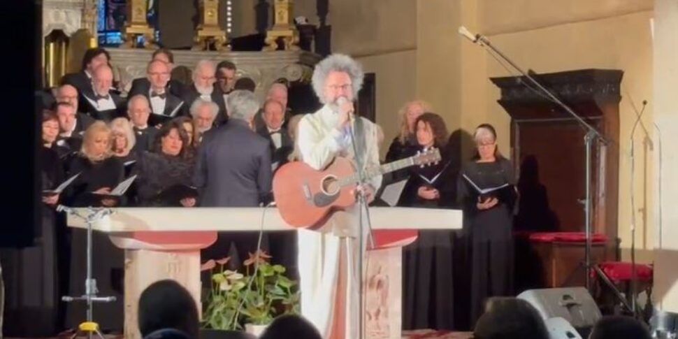 Festival di Sanremo, il concerto di Cristicchi nella chiesa di San Siro: emozioni, musica e spiritualità IL VIDEO