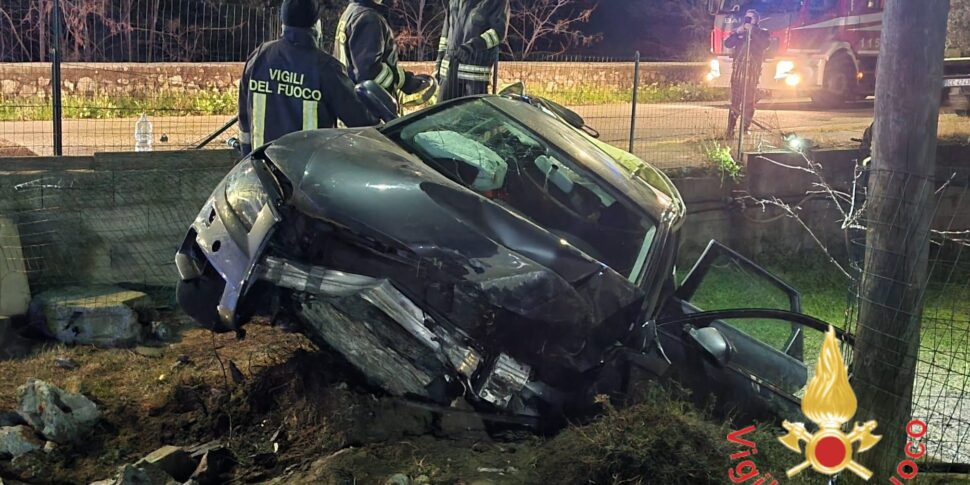 Si schianta con l'auto contro il muro di una casa a Sellia Marina ...