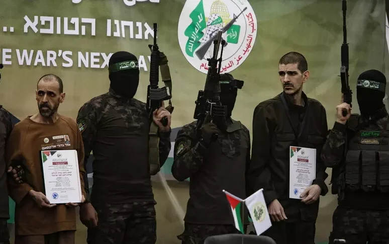 Medio Oriente, gli ostaggi israeliani sul palco di Hamas a Khan Younis