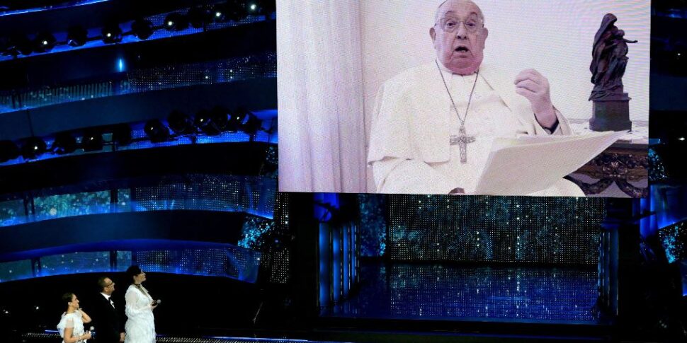 Il video del Papa a Sanremo innesca la polemica, Conti: “Realizzato a sua insaputa? Siamo oltre la fantascienza”