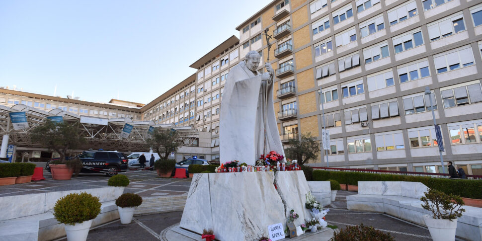 Papa al Gemelli, il cappellano: è l