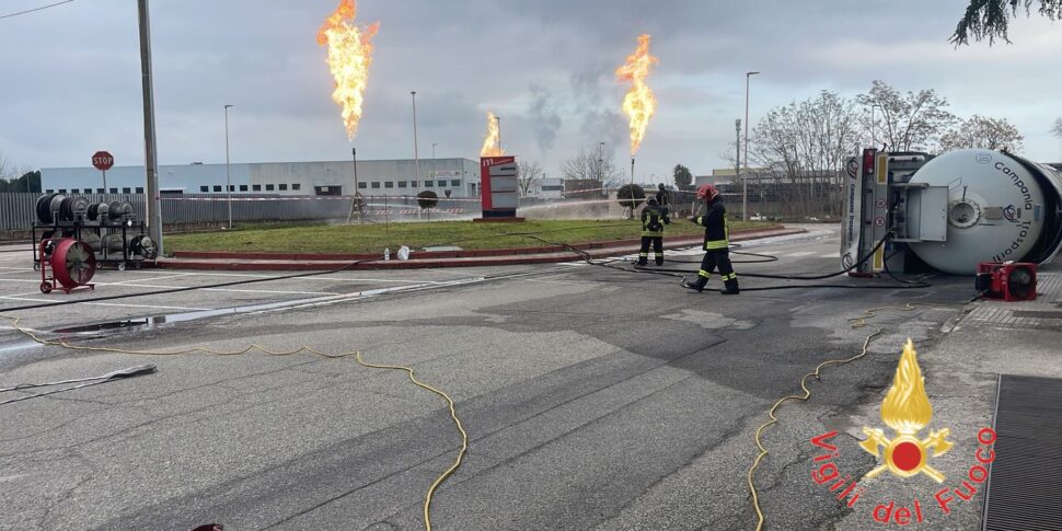 Cisterna contenente gas ribaltata a Rende, Vigili del fuoco in azione ...