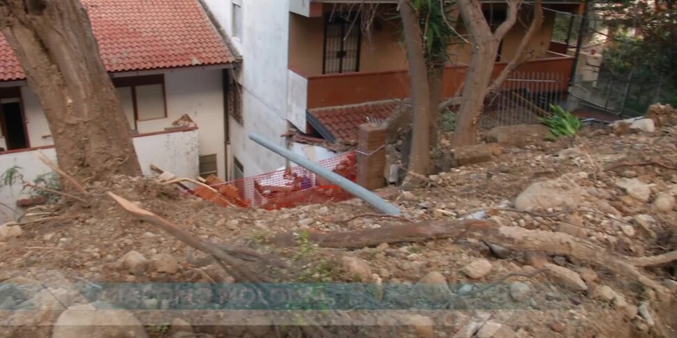 Messina, frane sulle case a San Saba: il sindaco dispone l'allontanamento temporaneo