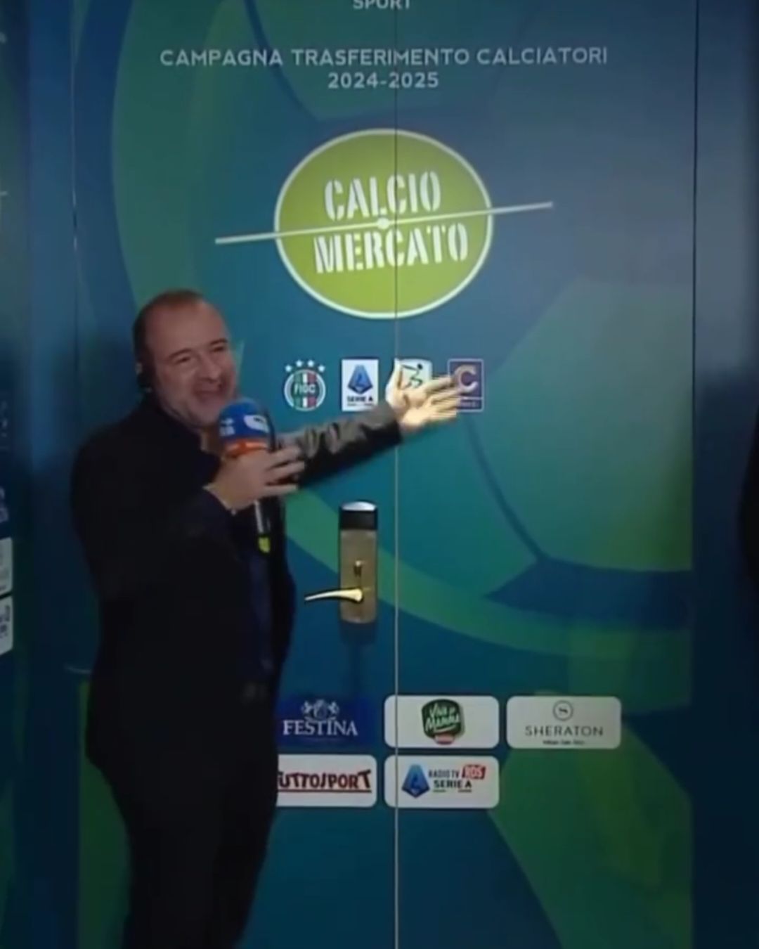 La "gag" di Tancredi Palmeri sul calcio mercato del Napol… La "gag" di Tancredi Palmeri sul calcio mercato del Napol…